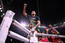 David Benavidez Kalahkan...