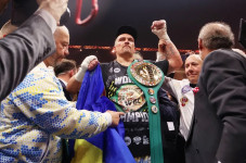 Oleksandr Usyk Gantung...