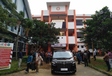 100 Siswa Siap Masuk...