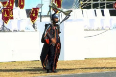Keren! Penerjun Wingsuit...