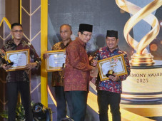 Raih Harmony Award,...