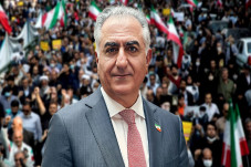 Reza Pahlavi Desak Para...