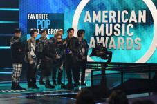 BTS Menang Artist of...