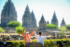 Menpar: Prambanan Jadi...