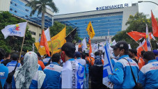 Ramai-ramai Tolak Aturan...