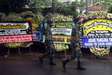 Karangan Bunga Penuhi...