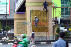 Pemasangan Ornamen di...