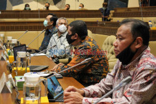 Komisi II Raker dengan...