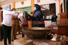 Indah Kurnia Serahkan...