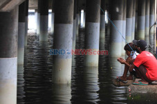Mancing di Kali Ancol,...