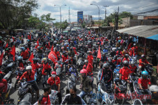 Aksi Buruh Blokir Jalan...