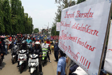 Mogok Kerja Buruh, Protes...