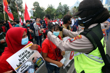Polisi Bagikan Masker...