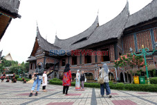 Wisatawan Padati TMII...