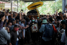 Tutup Usia, Dalang Ki...