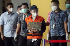 Pakai Rompi Oranye dan...