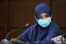 Dibalut Kerudung Biru,...