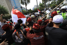Polisi dan Massa Aksi...