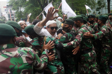 Polisi dan TNI Bubarkan...