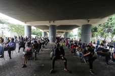 Calon Penumpang KA Antre...