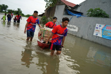 Relawan Distribusikan...