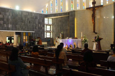Jemaat Gereja Santa...