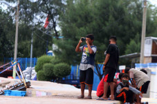 Warga Padati Pantai...
