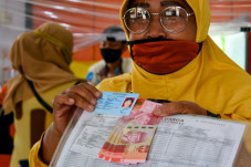 Puluhan Warga Cairkan...