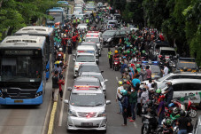 Ratusan Warga Antarkan...