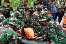 Panglima TNI Serahkan...