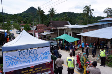 Warga Secara Swadaya...