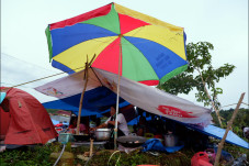 Memilih Tempat Aman...
