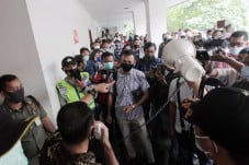 Ratusan Buruh Demo di...
