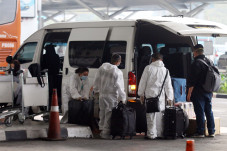 Mengenakan Hazmat, Ratusan...