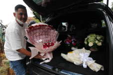 Sayang Istri, Pria Ini...