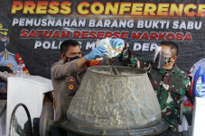Polres Depok Musnahkan...