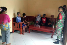 TNI-Polri Dampingi Bidan...