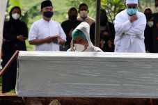 Kumandangkan Azan, Teddy...
