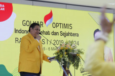 Airlangga Hartarto Buka...