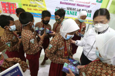 XL Axiata Serahkan 500...