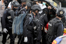 Puluhan Polisi Geledah...