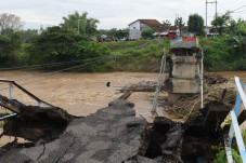 Pilar Diterjang Banjir,...