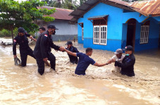 Aksi Polisi Selamatkan...