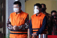 KPK Tahan Bupati Bandung...