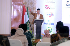 Ridwan Kamil Hadiri...