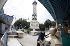 Membersihkan Masjid...