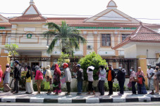 Antrean Panjang Warga...