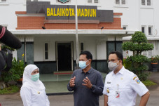 Sambangi Khofifah di...