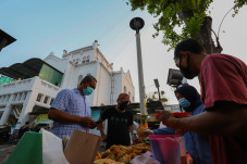 Berbuka Puasa di Masjid...