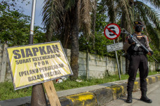 Bersenjata Lengkap,...